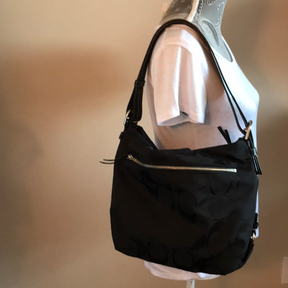 AUTHENTIC COACH SIGNATURE DUFFLE/ HOBO BAG F15067
